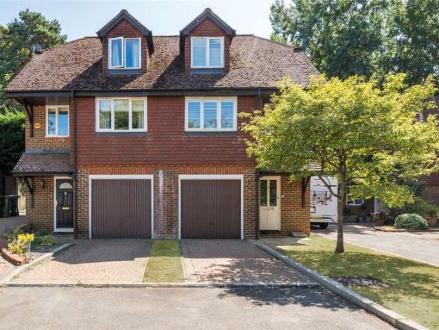 Townhouse for sale in Westborough, Surrey