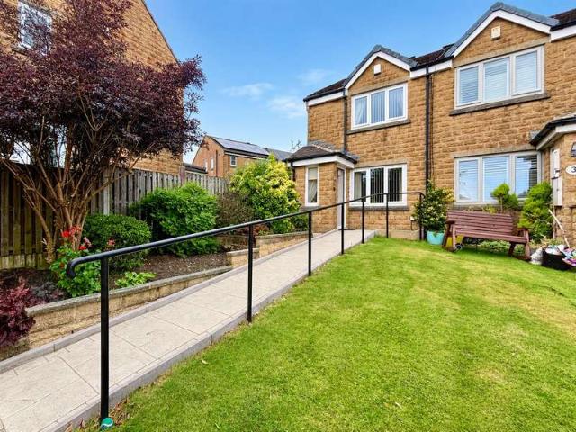 Townhouse for sale in Queensbury, West Yorkshire
