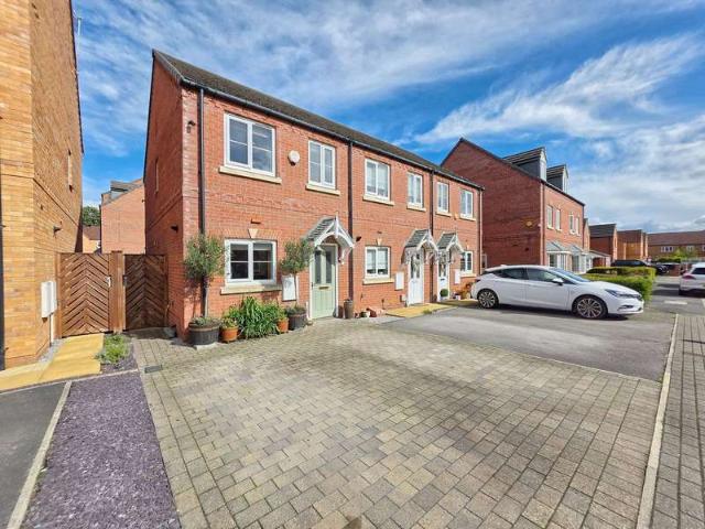 Townhouse for sale in Hemingfield, South Yorkshire