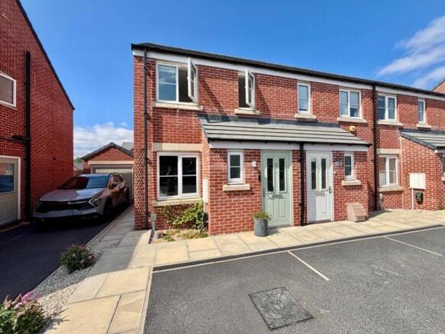 Townhouse for rent in West Yorkshire
