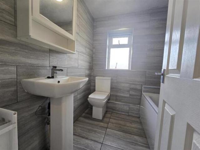 Townhouse for rent in Whinmoor, West Yorkshire