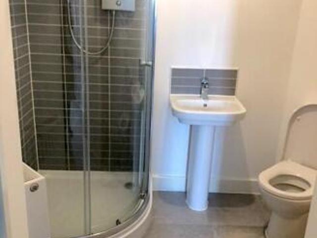 Townhouse for rent in Seacroft, Leeds