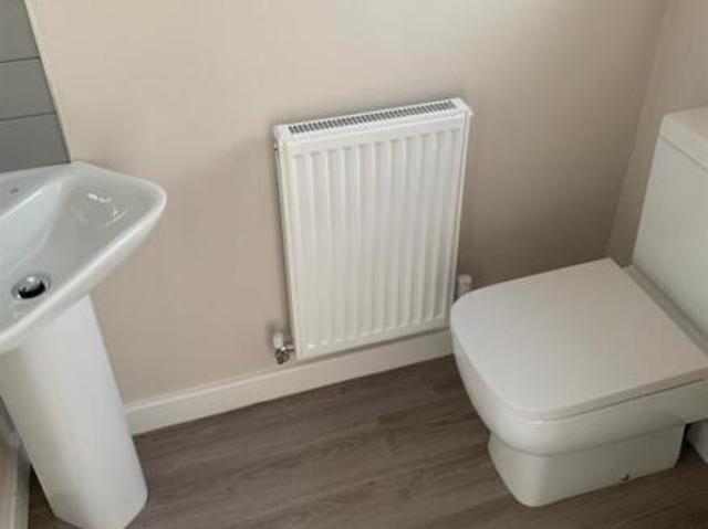 Townhouse for rent in Whetstone, Greater London