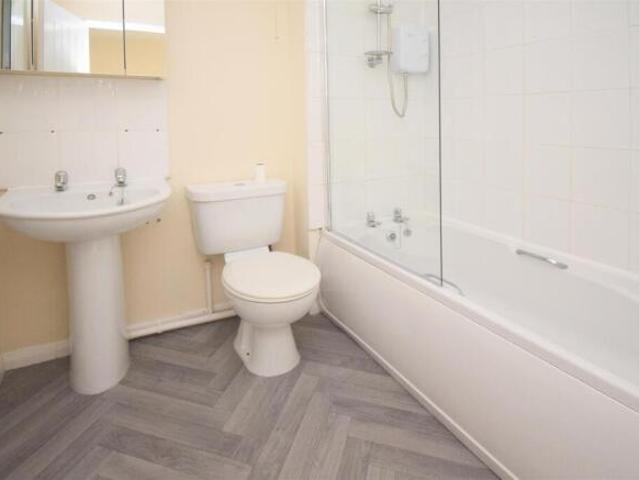 Townhouse for rent in Charlesworth, East Midlands