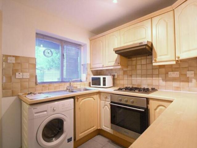 Townhouse for rent in Cat Hill, England