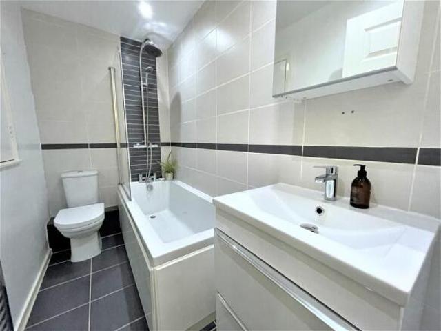 Townhouse for rent in Farsley, West Yorkshire