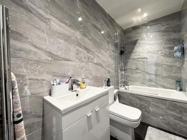 Townhouse for sale in Oakenshaw, Bradford
