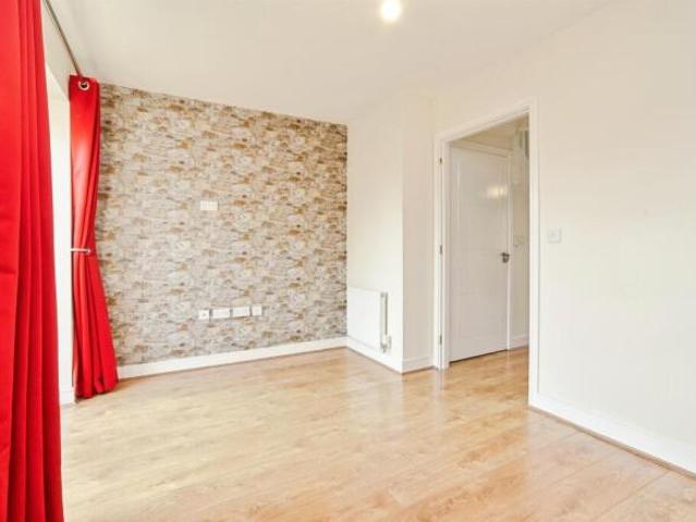 Townhouse for sale in Greengates, West Yorkshire