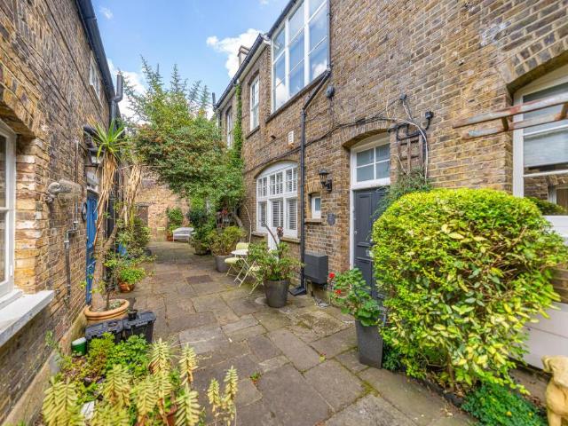 Townhouse for sale in St. John's Wood, Cat Hill