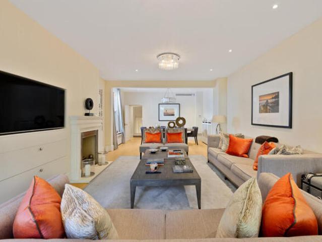 Townhouse for sale in Belgravia, Greater London
