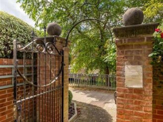 Townhouse for sale in Heigham Grove, East Bank