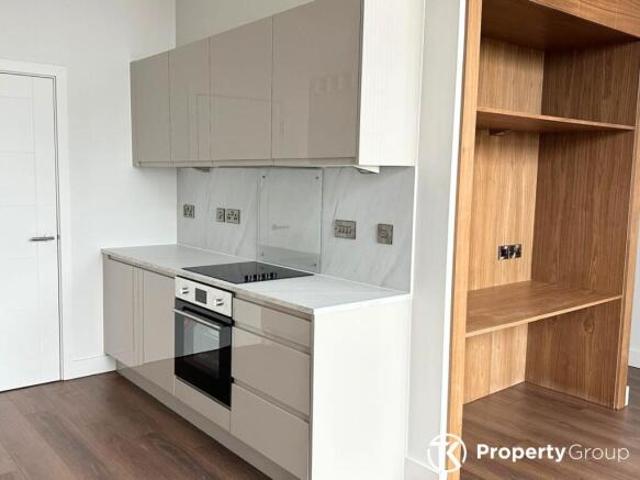 Townhouse for sale in Calderstones