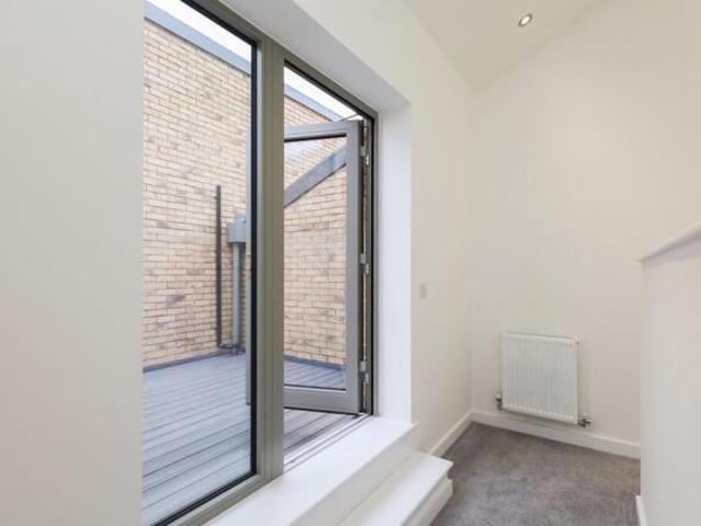 Townhouse for sale in Waverley, Surrey