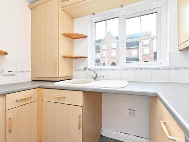 Townhouse for sale in Stoke-on-Trent, England