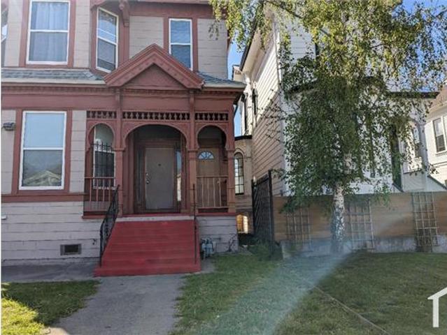 Townhouse for rent in Oakland