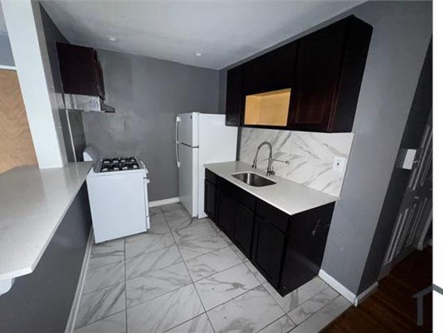 Townhouse for rent in Newark