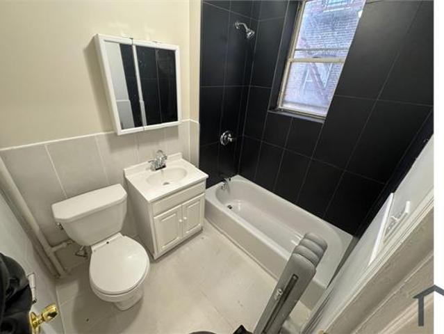 Townhouse for rent in Newark