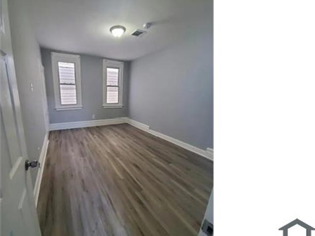 Townhouse for rent in Newark