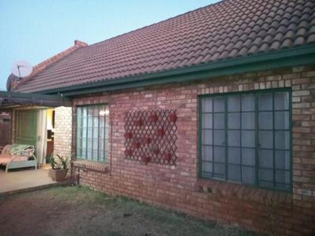 Townhouse for sale in Waterkloof, Gauteng