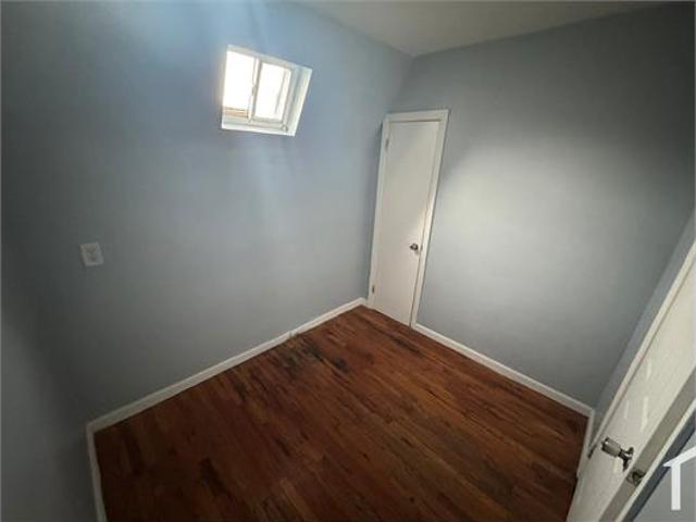 Townhouse for rent in Newark