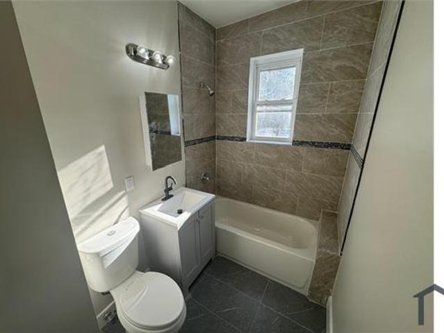 Townhouse for rent in Newark