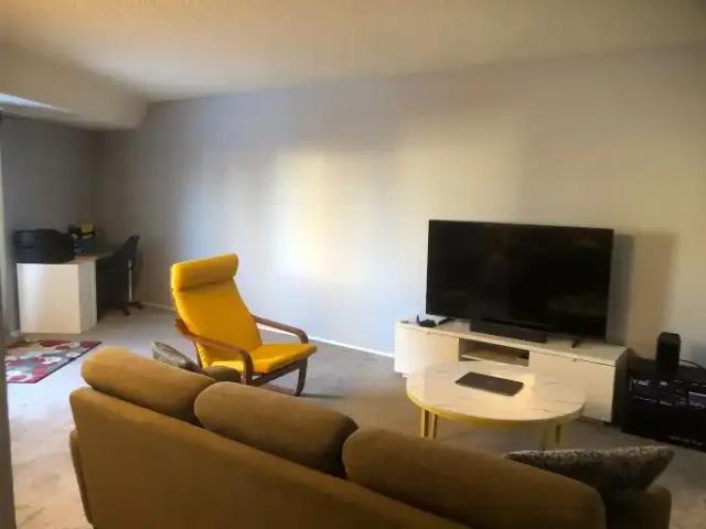 Townhouse for rent in Bowness, Calgary