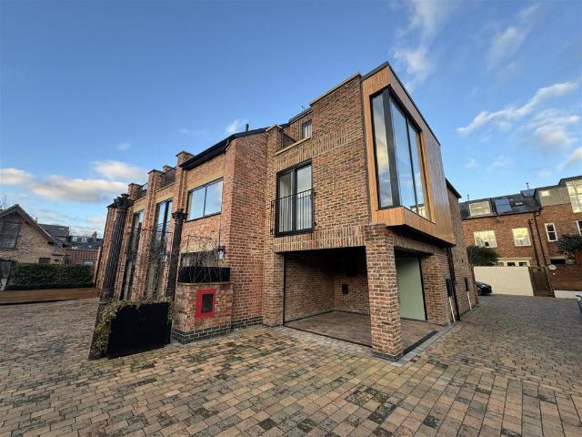 House for sale in High Field, York