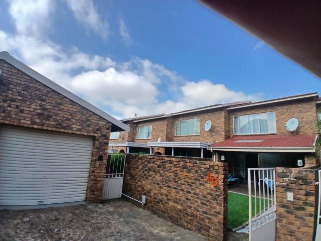 Townhouse for sale in Brackenhurst, Ekurhuleni
