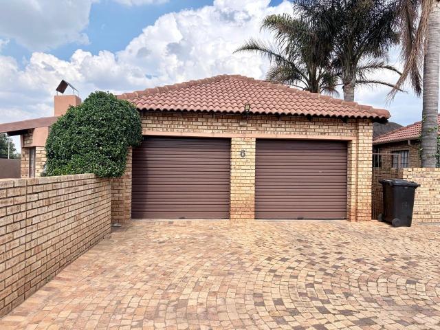 Townhouse for sale in Mohlakeng, Gauteng