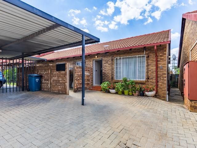 Townhouse for sale in Waterkloof, Gauteng