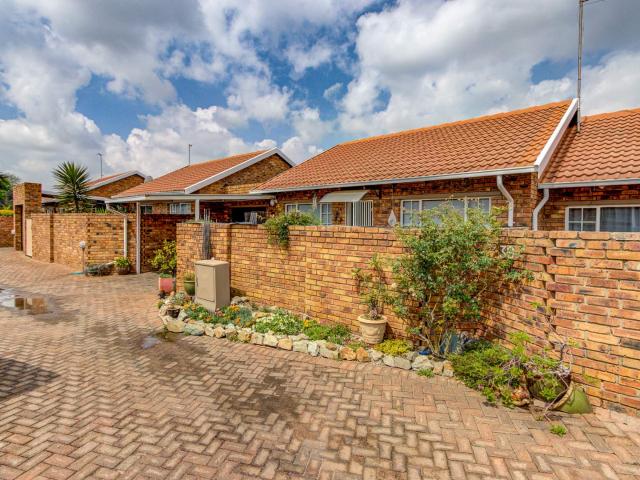 Townhouse for sale in Farrarmere, Ekurhuleni