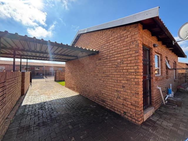 Townhouse for sale in Mohlakeng, Gauteng