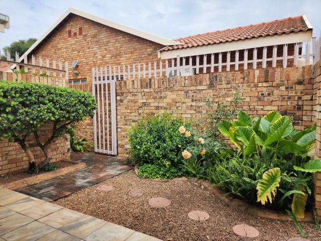 Townhouse for sale in Dr Kenneth Kaunda, North West