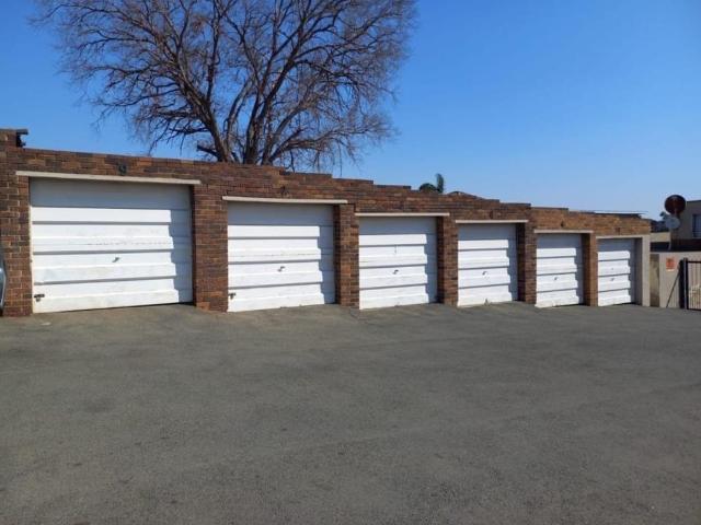 Townhouse for sale in Vosloorus, Gauteng