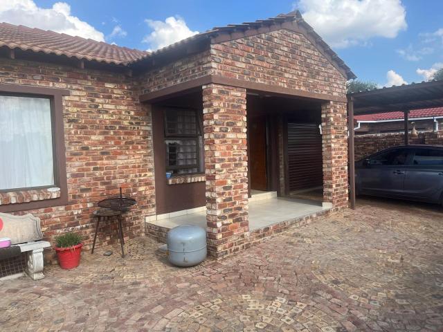 Townhouse for sale in Dr Kenneth Kaunda, North West