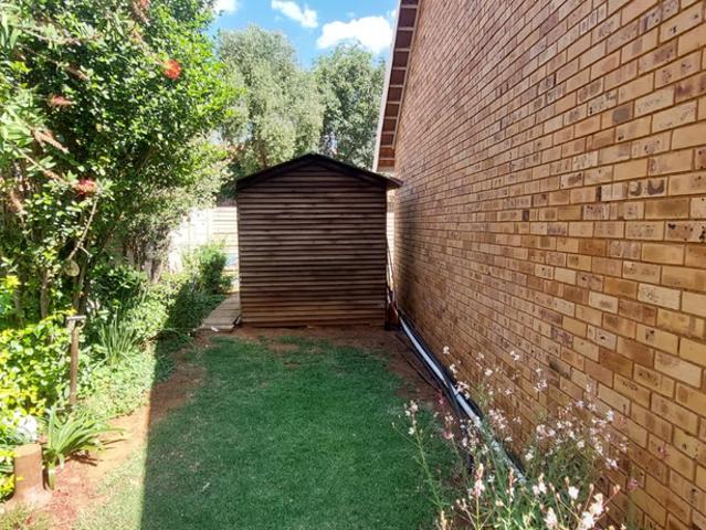Townhouse for sale in Langenhovenpark, Bloemfontein