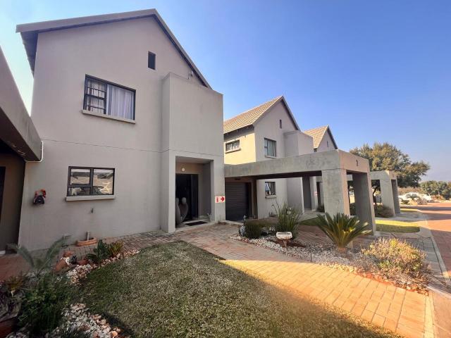 Townhouse for sale in Hartbeespoort Dam Nature Reserve, North West