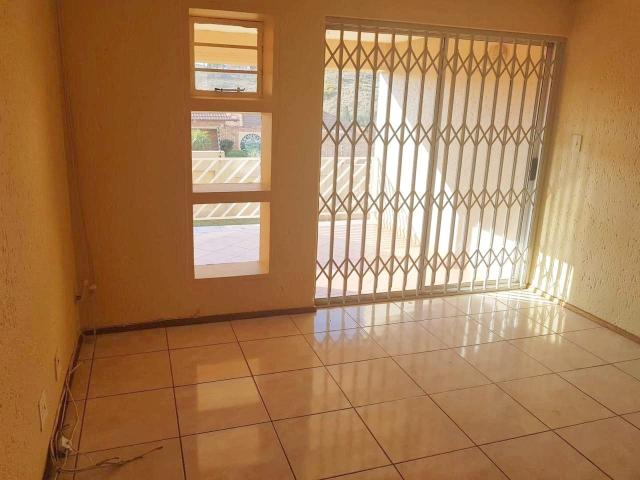 Townhouse for sale in Johannesburg, Mondeor