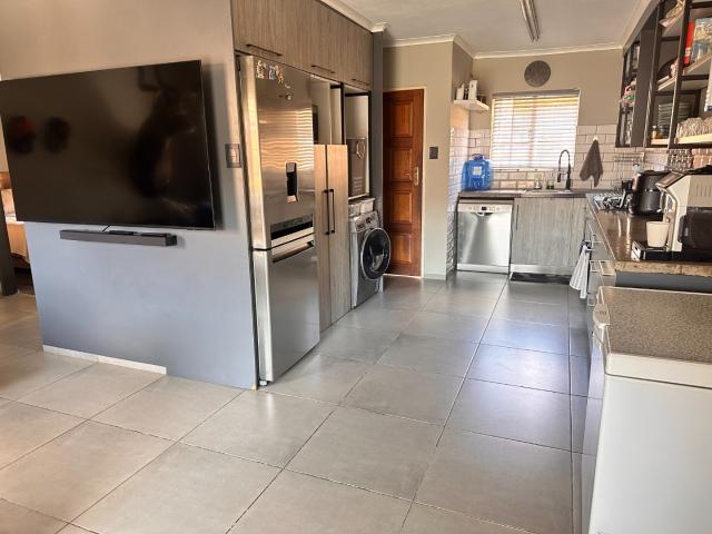 Townhouse for sale in Waterkloof, Gauteng