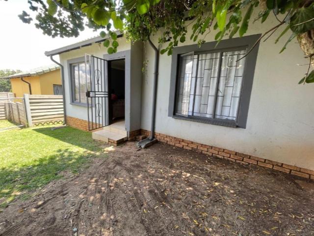 Townhouse for sale in Vosloorus, Gauteng
