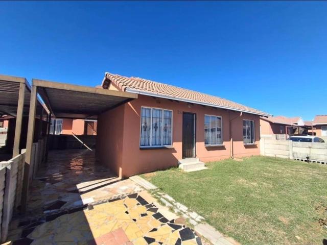 Townhouse for sale in Vosloorus, Gauteng