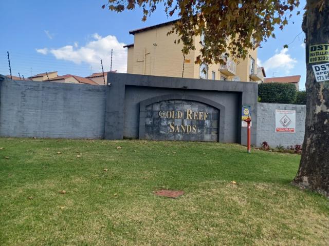 Townhouse for sale in Vosloorus, Gauteng