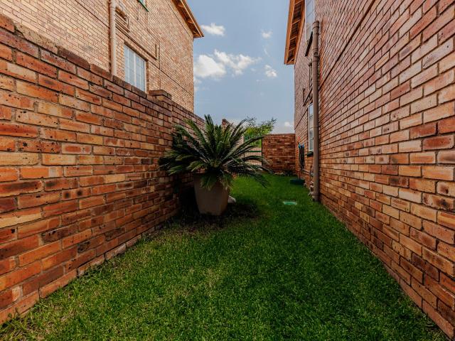 Townhouse for sale in Nooitgedacht, Gauteng