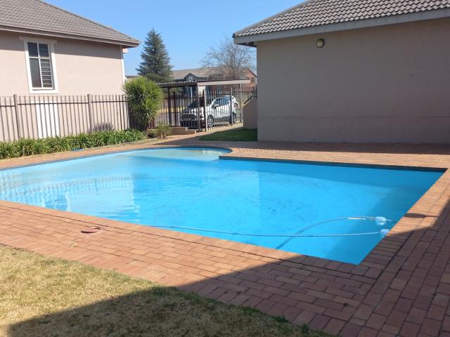 Townhouse for sale in Vosloorus, Gauteng