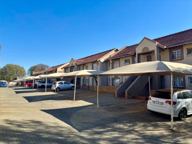 Townhouse for sale in Vosloorus, Gauteng