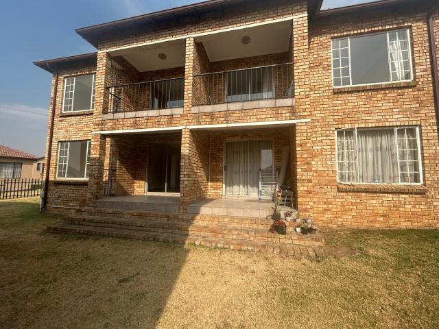 Townhouse for sale in Vosloorus, Gauteng