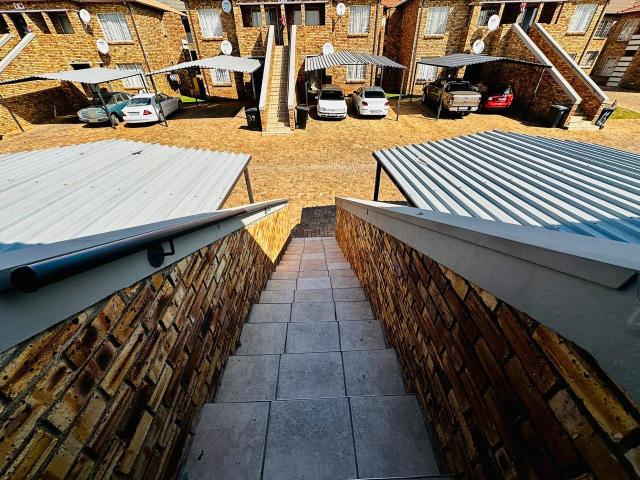 Townhouse for sale in Vosloorus, Gauteng