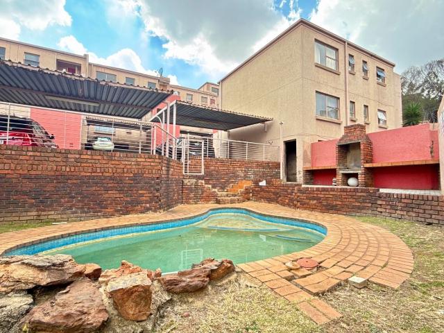 Townhouse for sale in Vosloorus, Gauteng