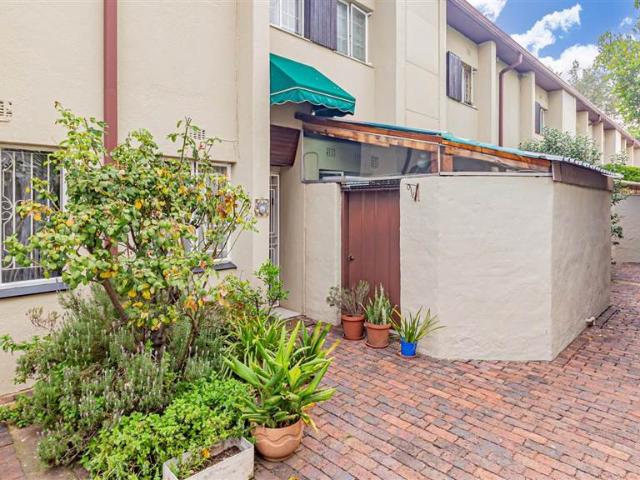 Townhouse for sale in Johannesburg, North & Sandton