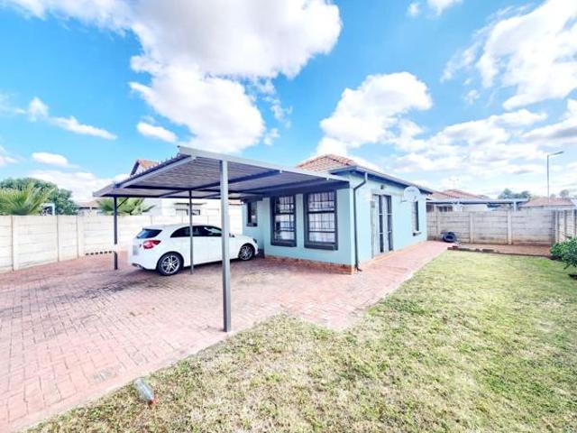 Townhouse for rent in Waterkloof, Gauteng